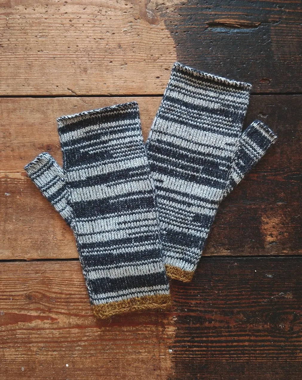 Cliffe Wool Fingerless Mittens - CHARCOAL