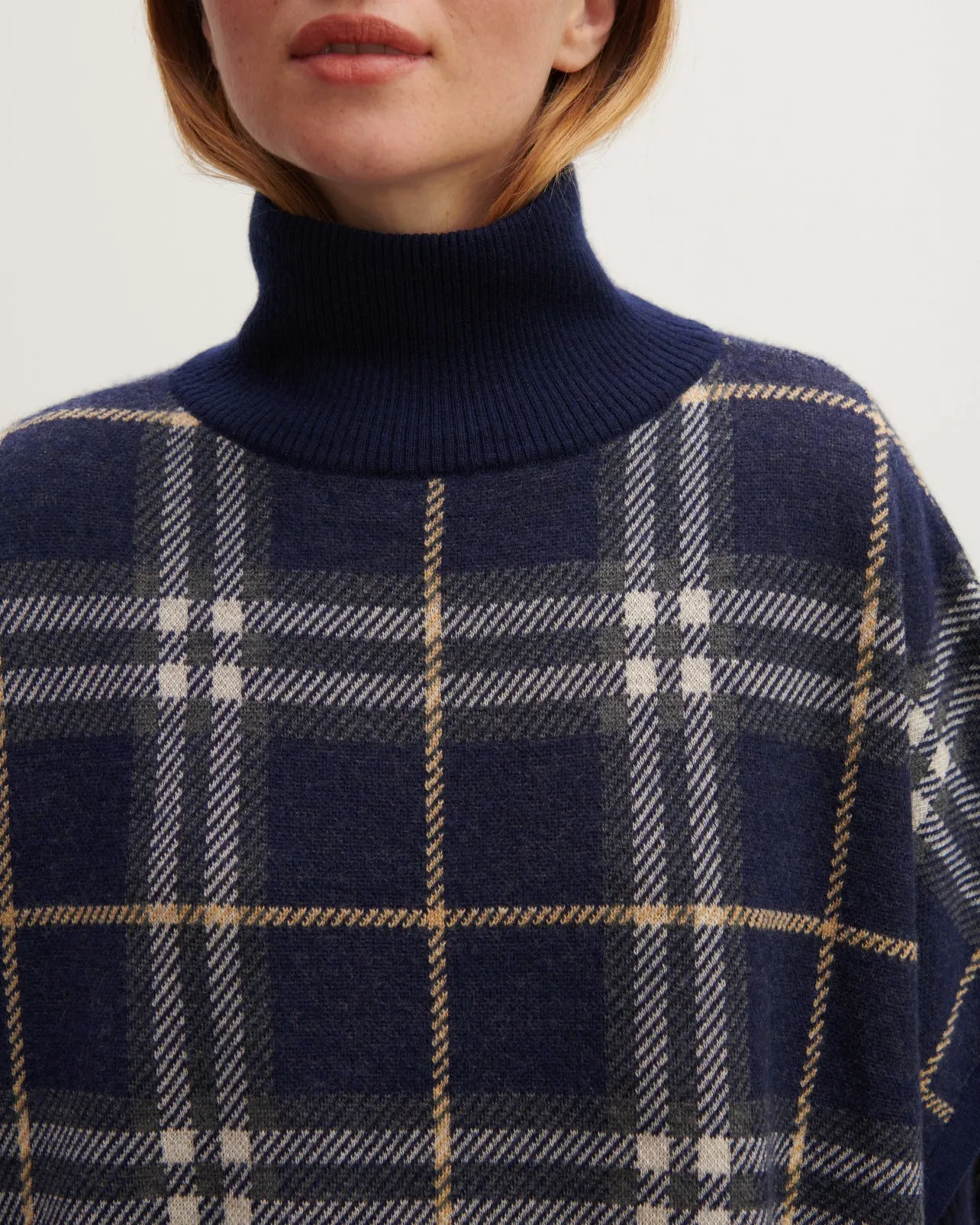 Poncho col roulé tartan