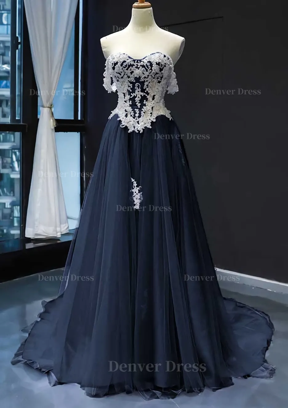 Princess Off-the-Shoulder Sweep Train Tulle Satin Prom Dress With Appliqued